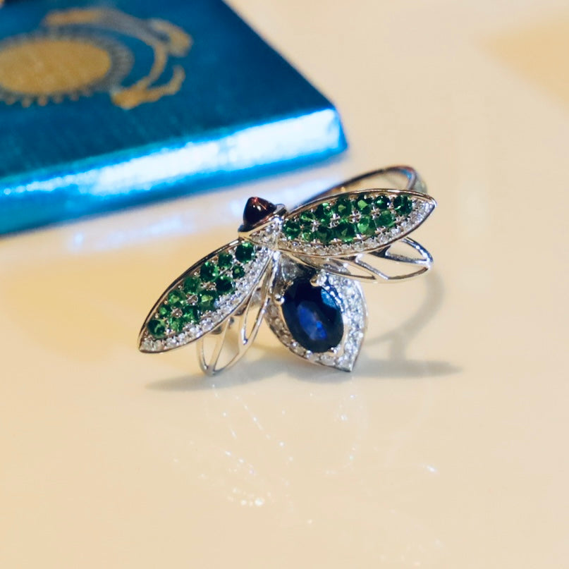 18K白金螢火蟲造型綠色石榴石藍寶石鑽石戒指
