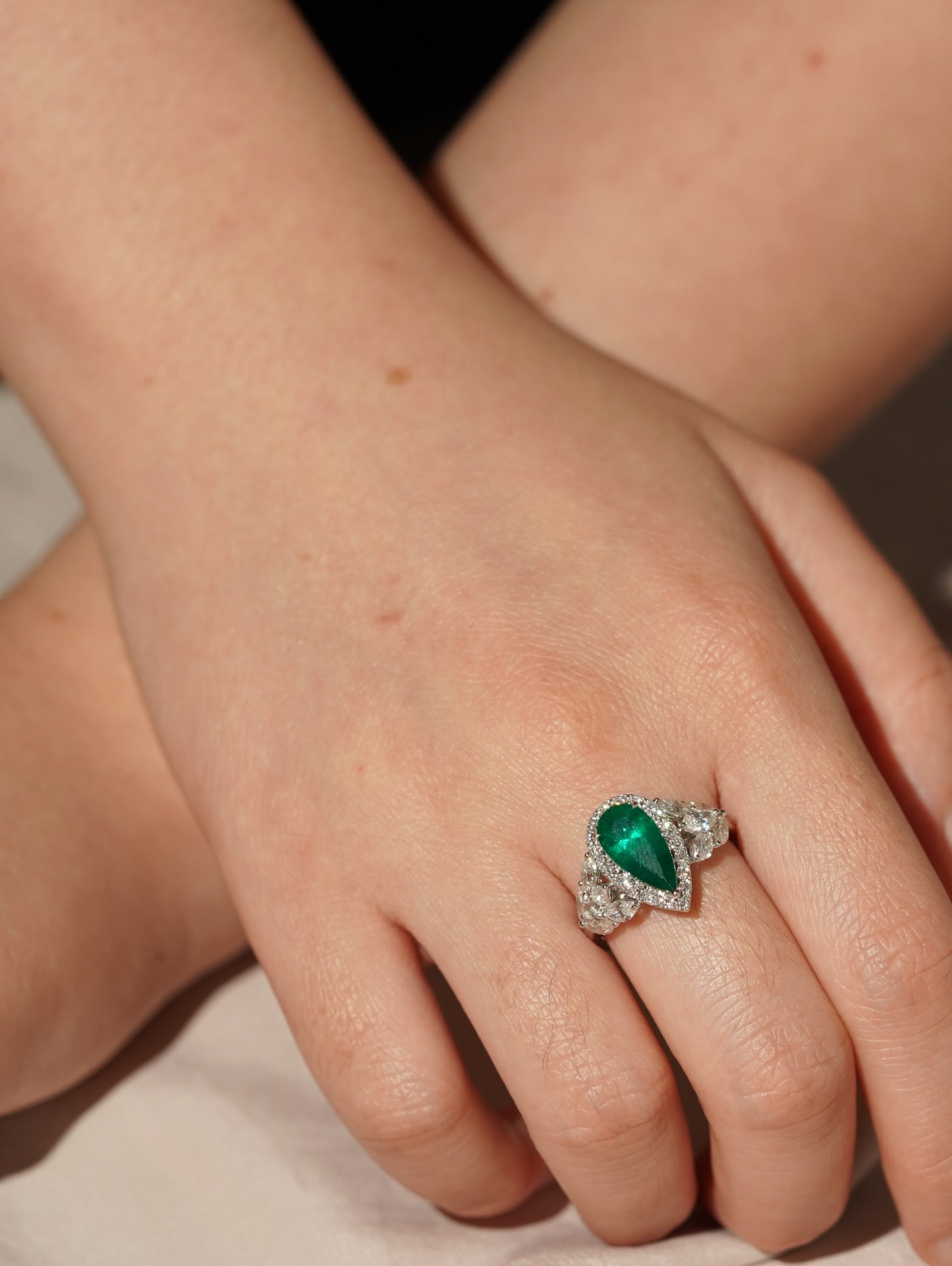 PT900 White Gold emerald ring
