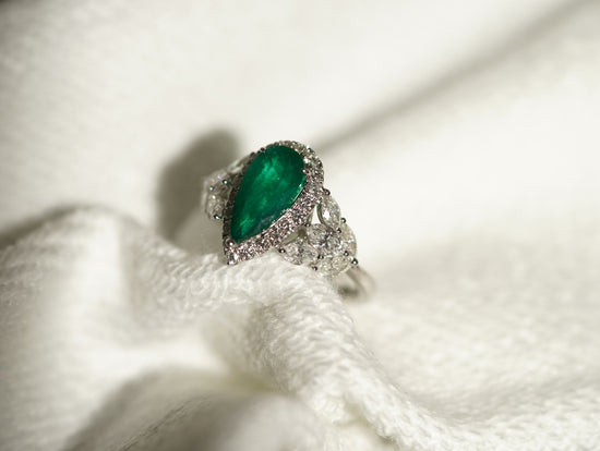 PT900 White Gold emerald ring