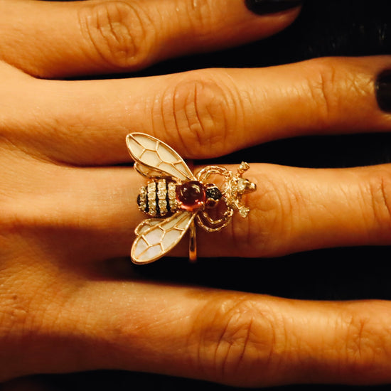 18K玫瑰金蜜蜂造型鑽石碧璽珍珠母戒指