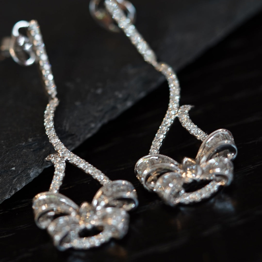 INFINITY - 18K White Gold and Diamond Bowknot Earring