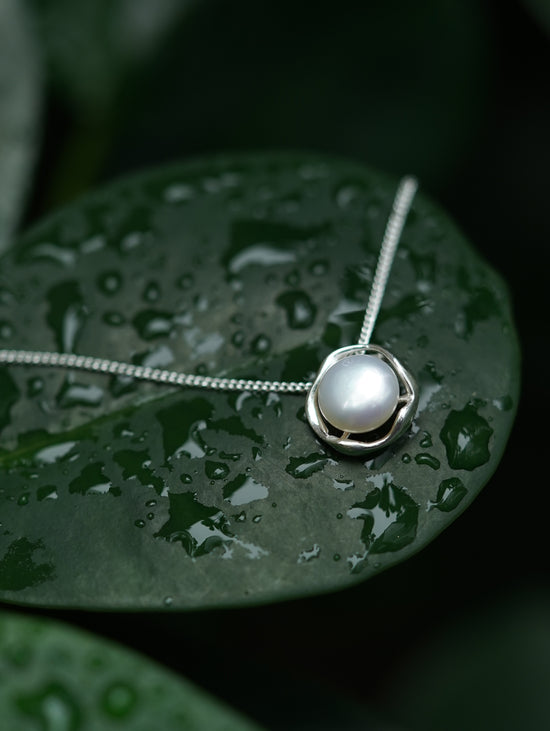 Load image into Gallery viewer, French Style Geometric Sterling Silver Plating Inlay Freshwater Pearl Pendant Necklace
