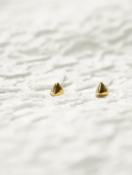 Beau- Yellow Gold Pyramid Stud Earrings
