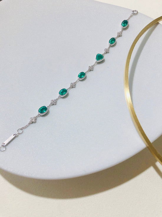 Load image into Gallery viewer, 18K White Gold Emerald Bracelet
