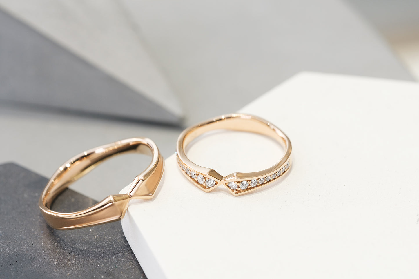 Load image into Gallery viewer, ROMAnce • ROYAL GATEWAY - Rose Gold Wedding Band
